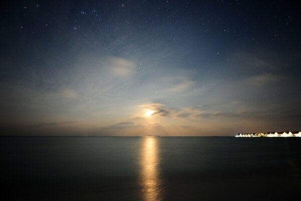 Riflesso del sole nell oceano alle Maldive