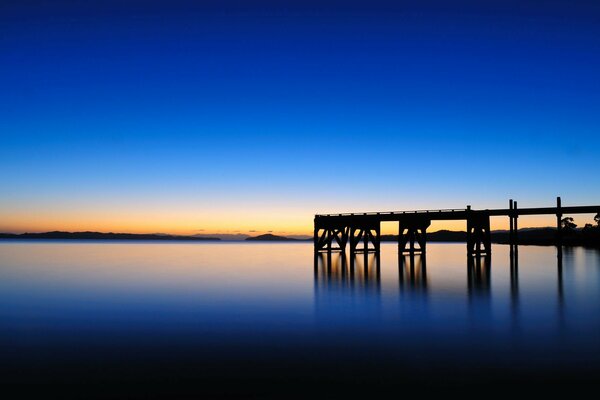 Beau pont de paysage sur l eau