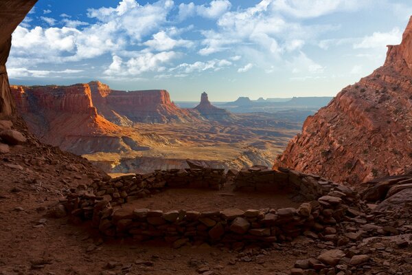 Paysage de grotte dans les montagnes rocheuses