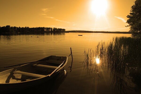 Barco en el lago al atardecer