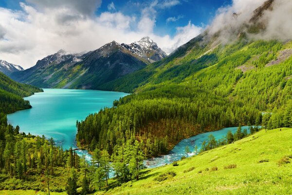 Paisaje con la imagen de un lago de montaña