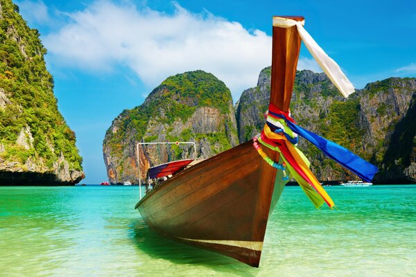 Bateau en bois sur la plage paradisiaque