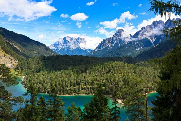 Schöne hohe Berge in Österreich