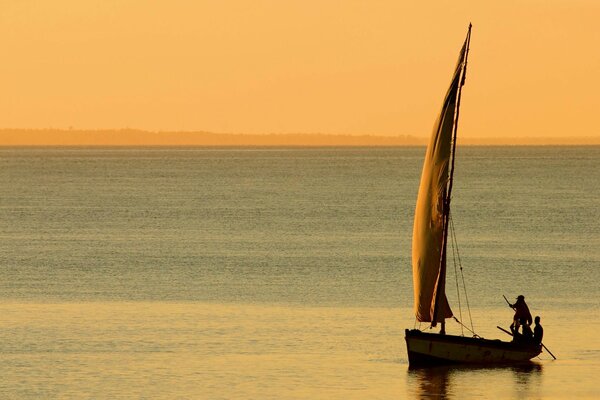 Ozean-Landschaft. Menschen im Boot