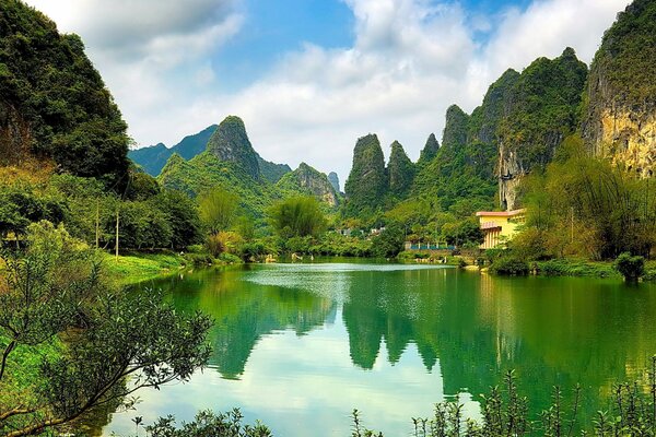 Lago forestal en la provincia China