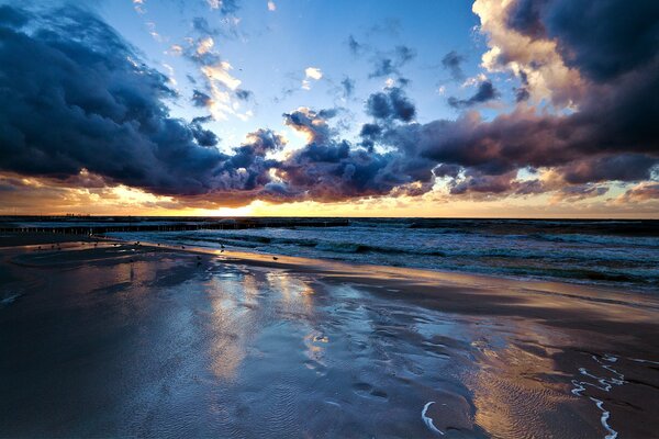 Düstere Wolken über der Strandküste