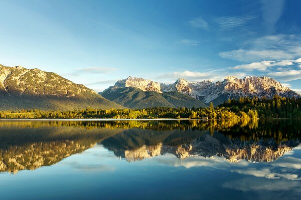 Lago in montagna. Bella foto