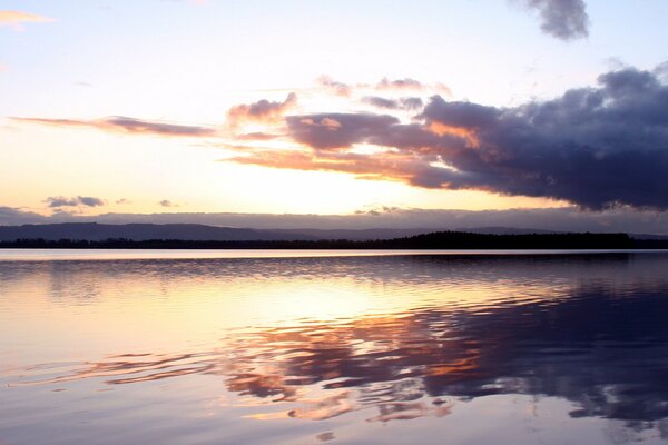 Landschaft mit reflektierenden Wolken im Wasser des Sees