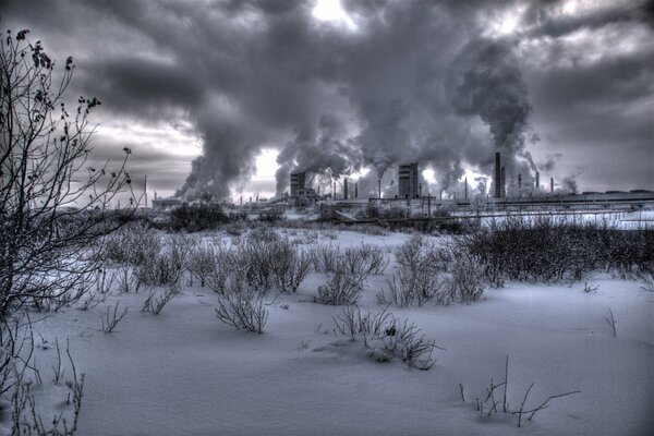 Industrielle Winterlandschaft mit Blick auf den Rauch aus Fabrikrohren