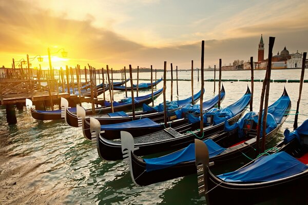 Gondeln auf dem Wasser in Venedig bei Sonnenaufgang