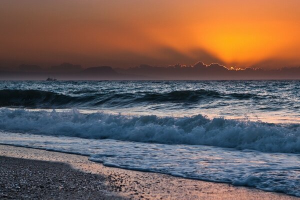 Wellen am Meer bei Sonnenuntergang am Ufer