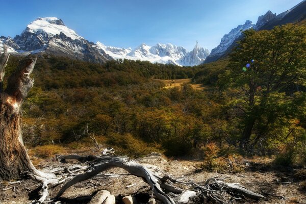 Unglaubliche Berge vor dem Hintergrund eines schönen Himmels