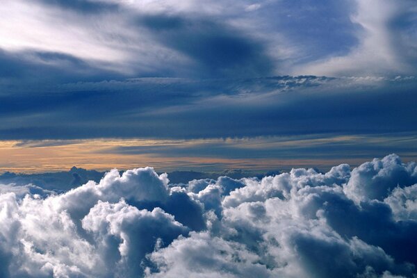 Increíbles nubes porosas en altura