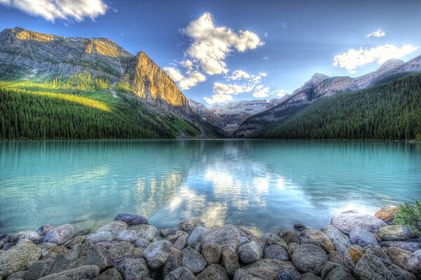 Paesaggio straordinariamente bello con cielo radioso e Lago limpido