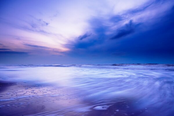 El cielo azul se fusiona con el mar azul. Hermoso paisaje