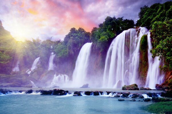 Schöner tropischer Wasserfall