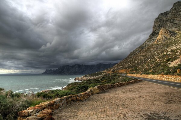 Nubi temporalesche. Paesaggio mare e Montagna