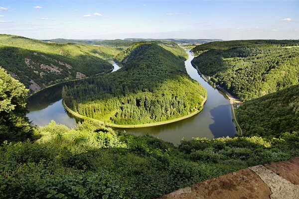 Beau paysage. Tour de la rivière en Allemagne