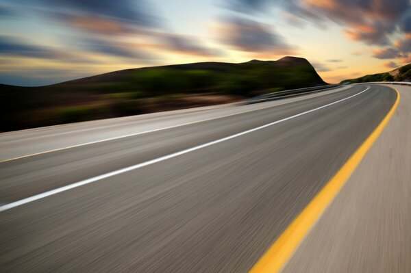 Die Straße. Route. Unscharfer Hintergrund. Geschwindigkeit