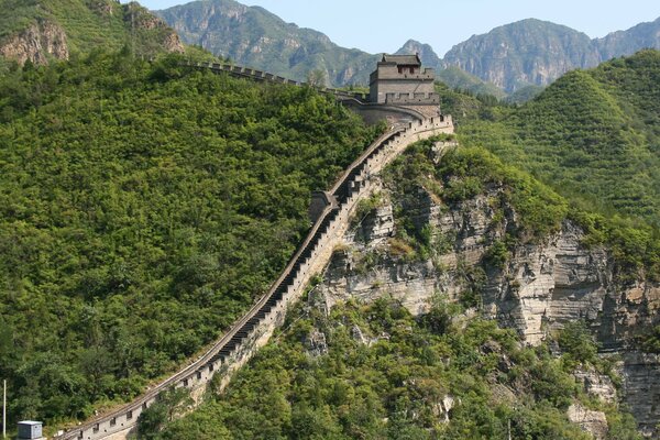 Chinesische Mauer umgeben von Bäumen und Grün