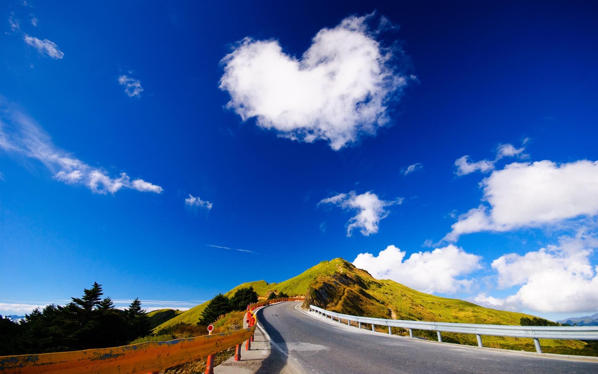 paesaggio natura cielo nuvole estate montagna colline pendii strada asfalto percorso del cielo estate pendenza alberi