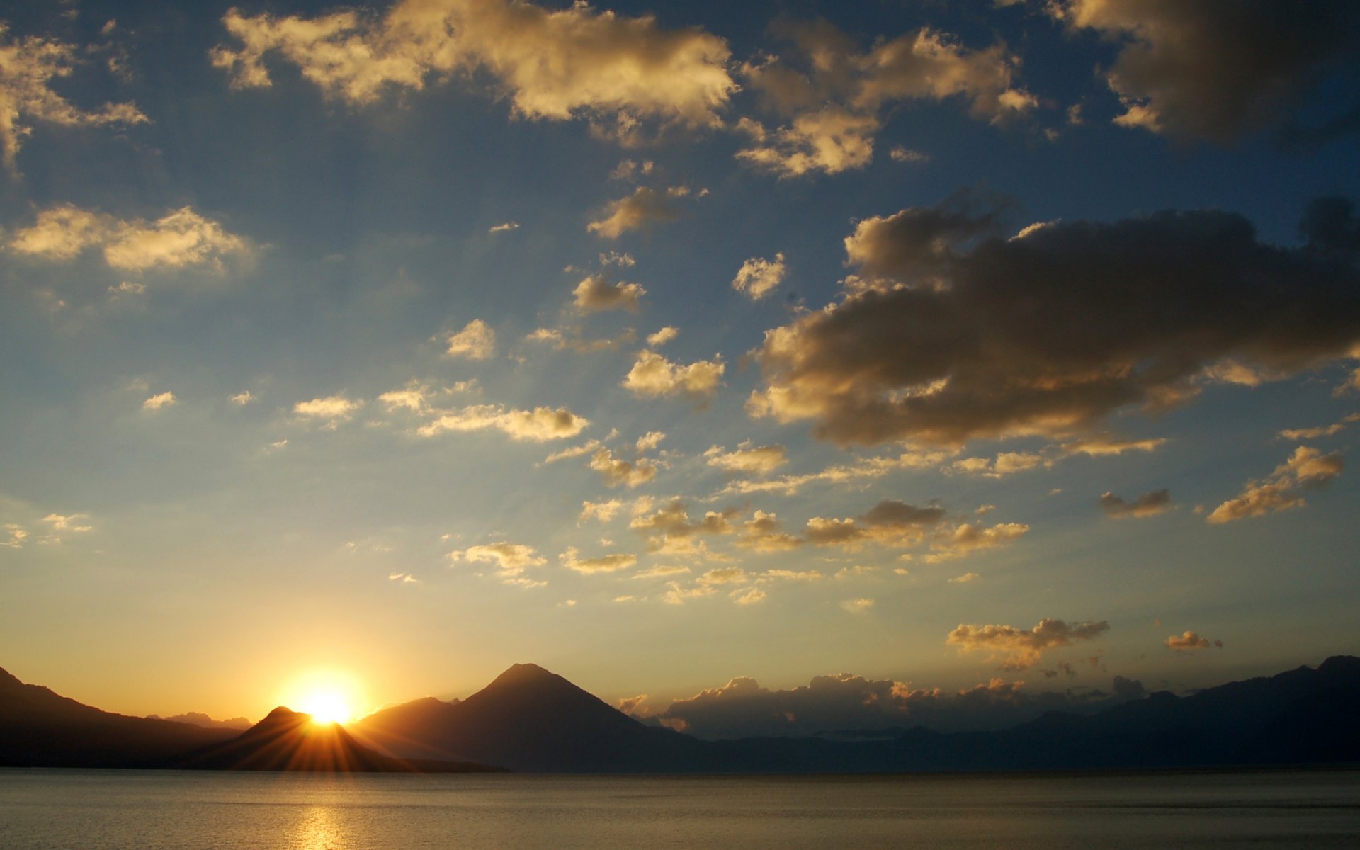 vista naturaleza paisaje montañas cielo puesta de sol nubes cielo