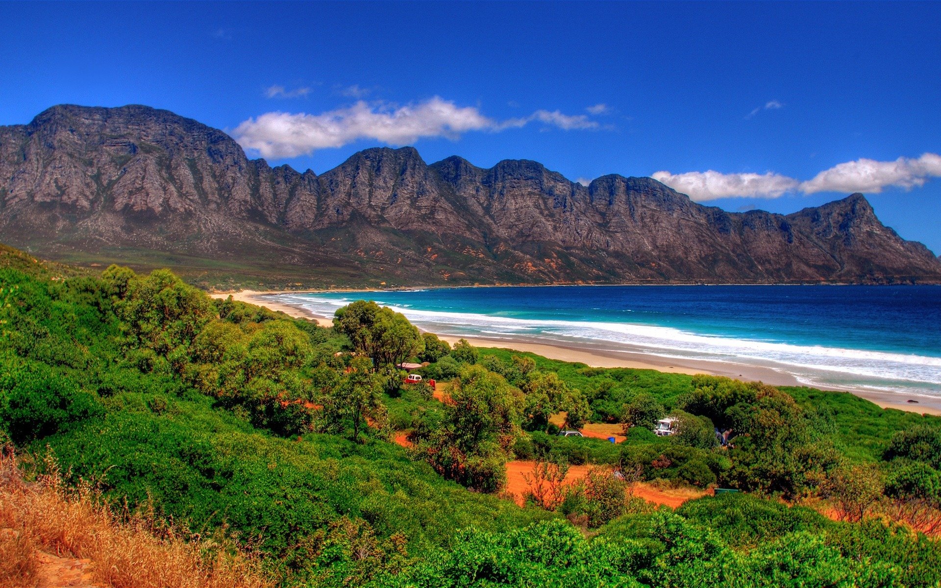 mer montagnes herbe mousse ciel nuages van blanc bâton de goutte à goutte et un autre van blanc sable verdure herbe brûlée pierres plantes roches océan eau image paysage nature fond île hauts plateaux ciel air vacances