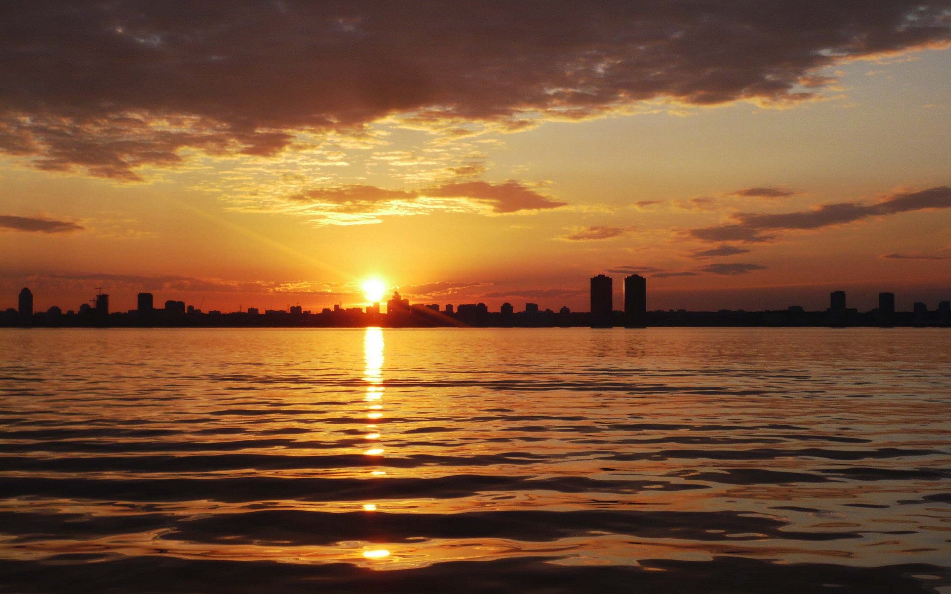 puesta de sol olas ciudad cielo