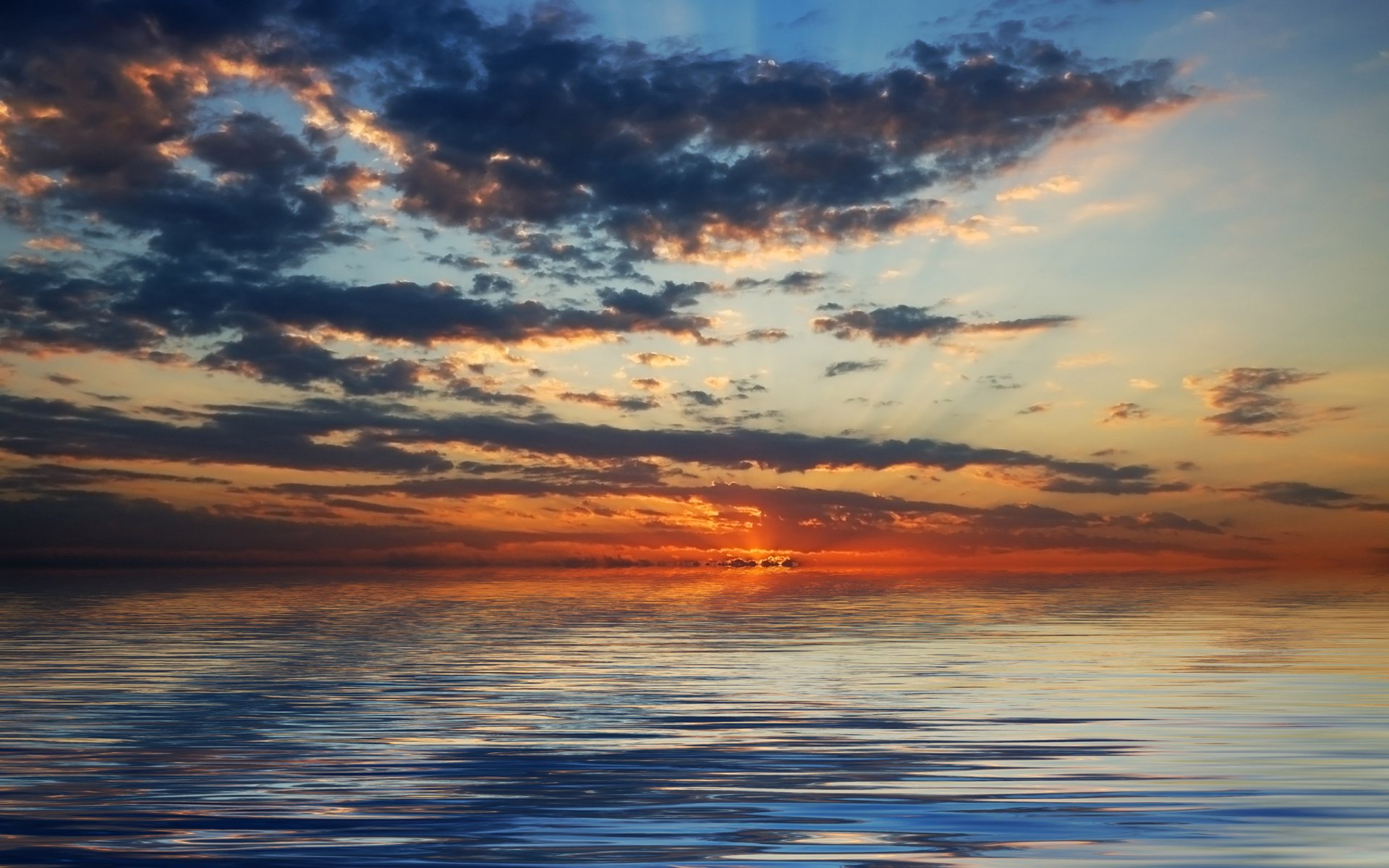 oceano orizzonte cielo nuvole.sorgere