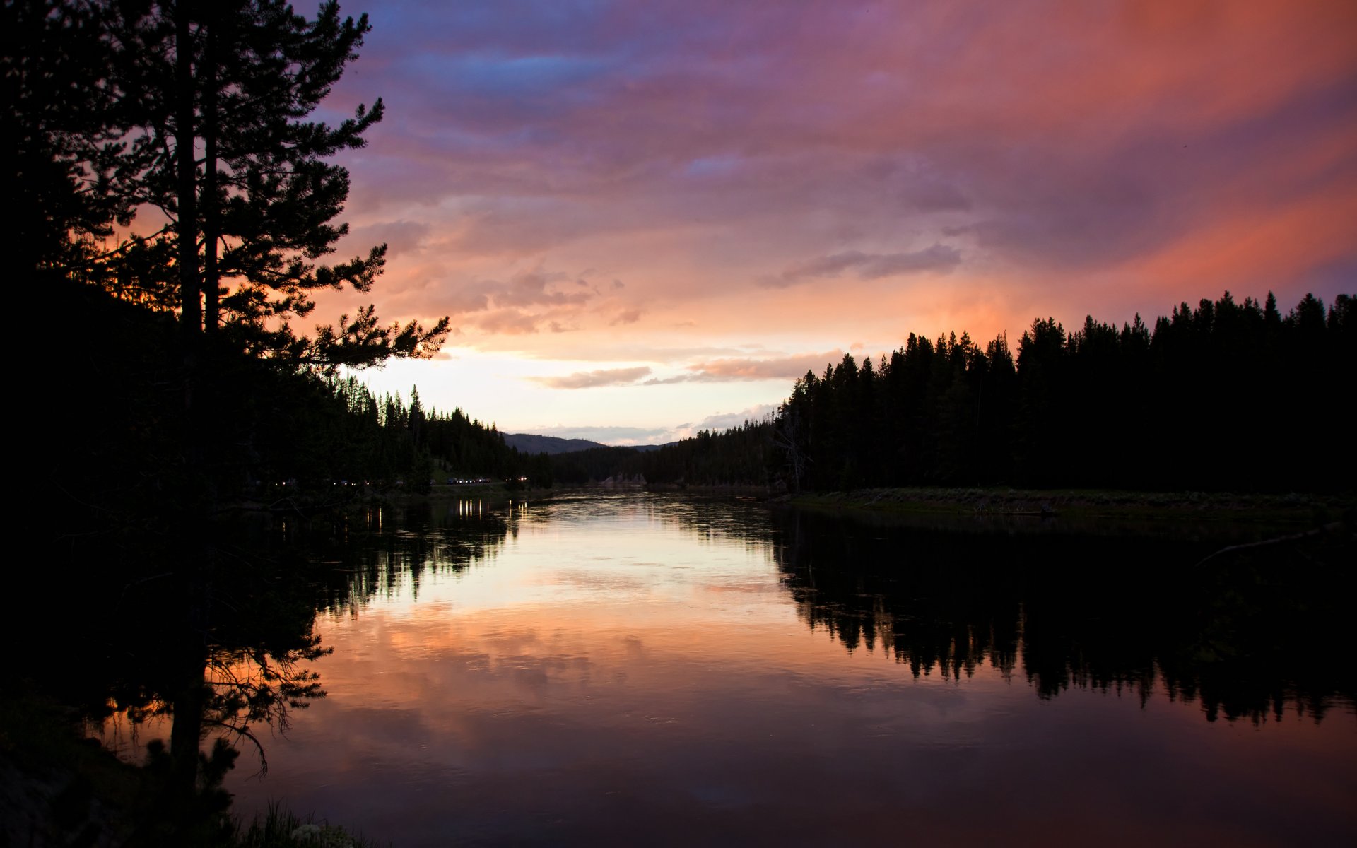 natura paesaggio sera fiume acqua lago strada auto fari luce cielo foresta alberi vista alberi automobili auto