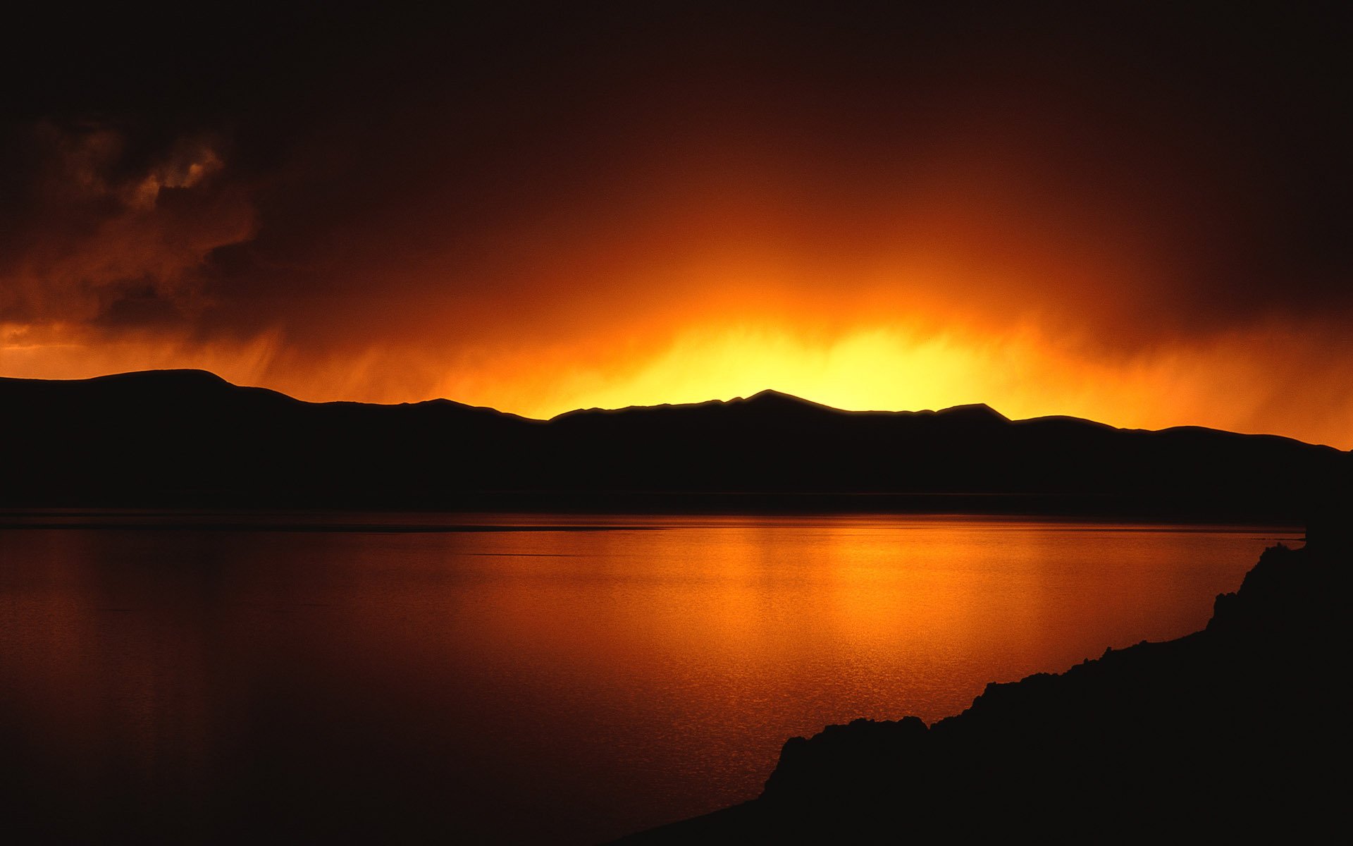 le coucher du soleil paysage vue soir ciel montagnes eau océan mer lac rivière sea coucher de soleil