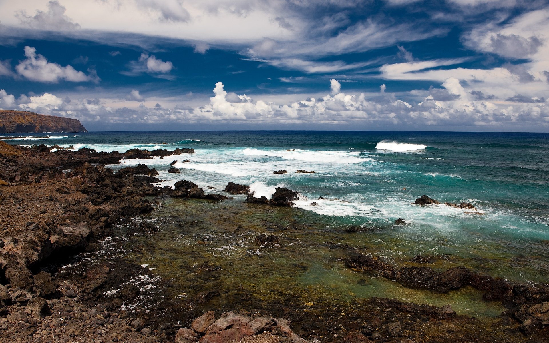 mer vagues côte nuages ciel été