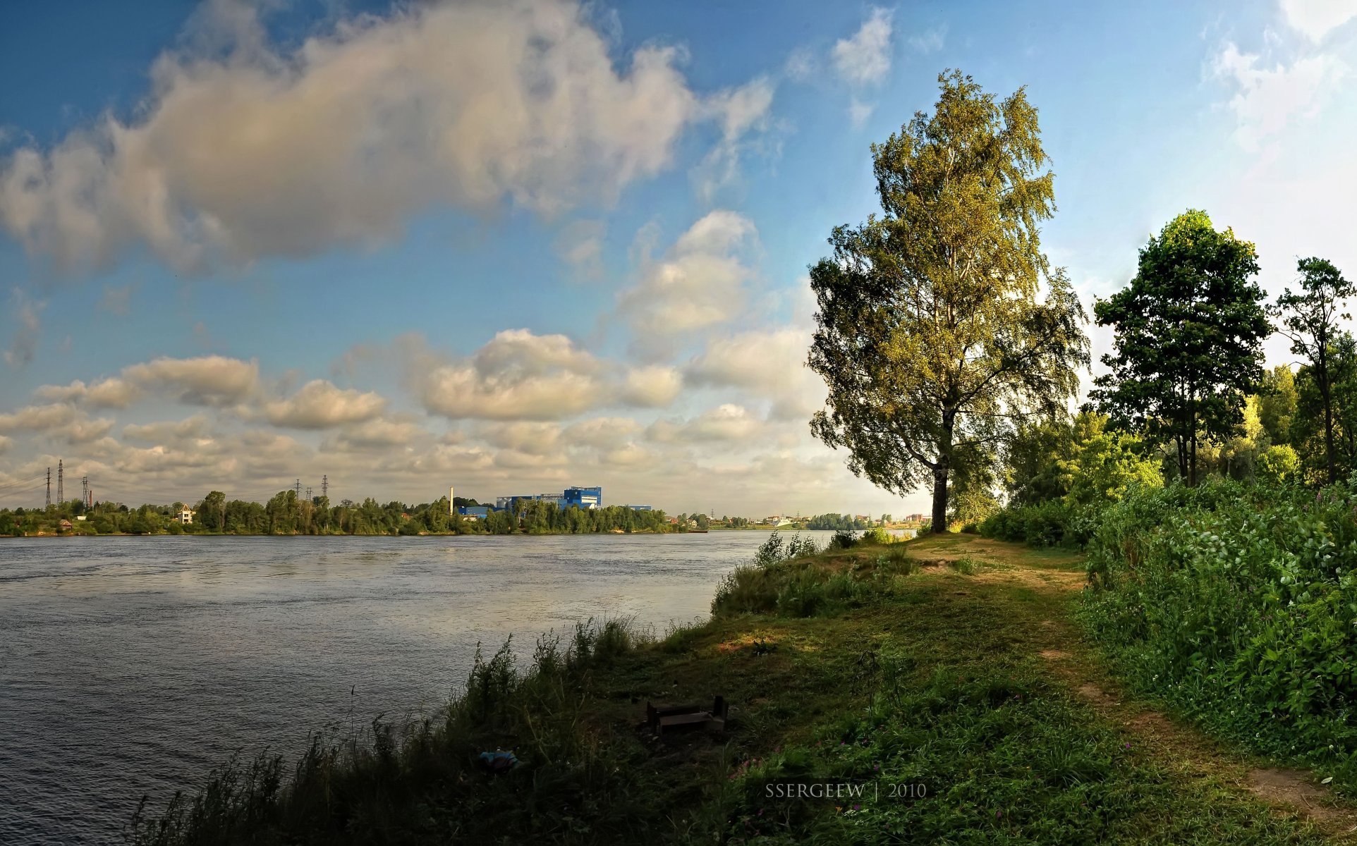 erg-sergeew fluss bäume wolken