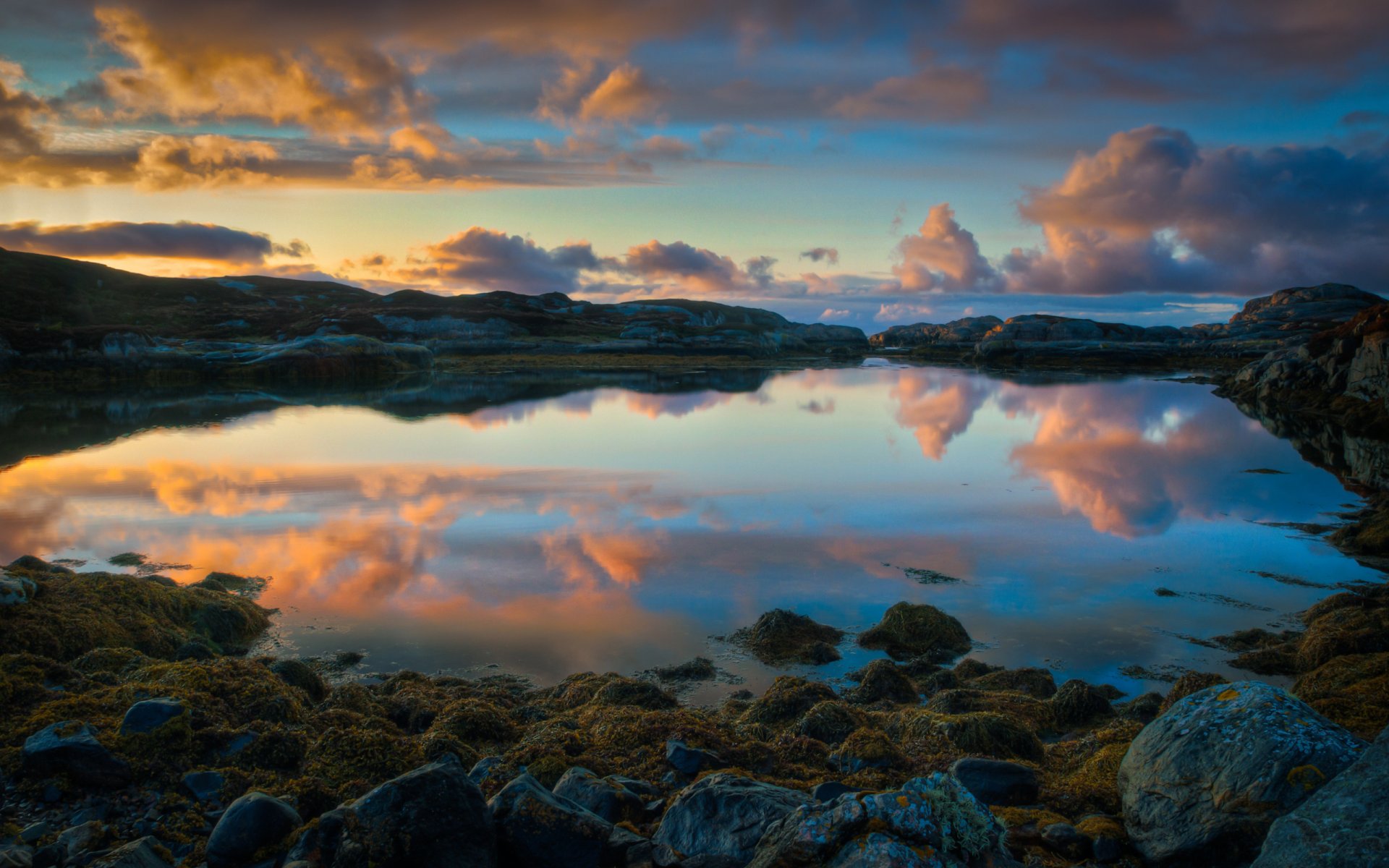 noruega reflexión puesta de sol