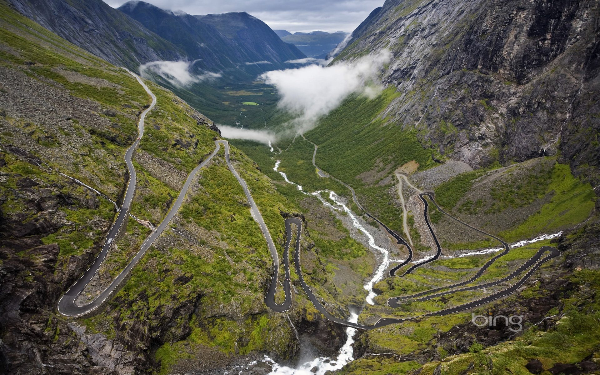 strada montagne fiume
