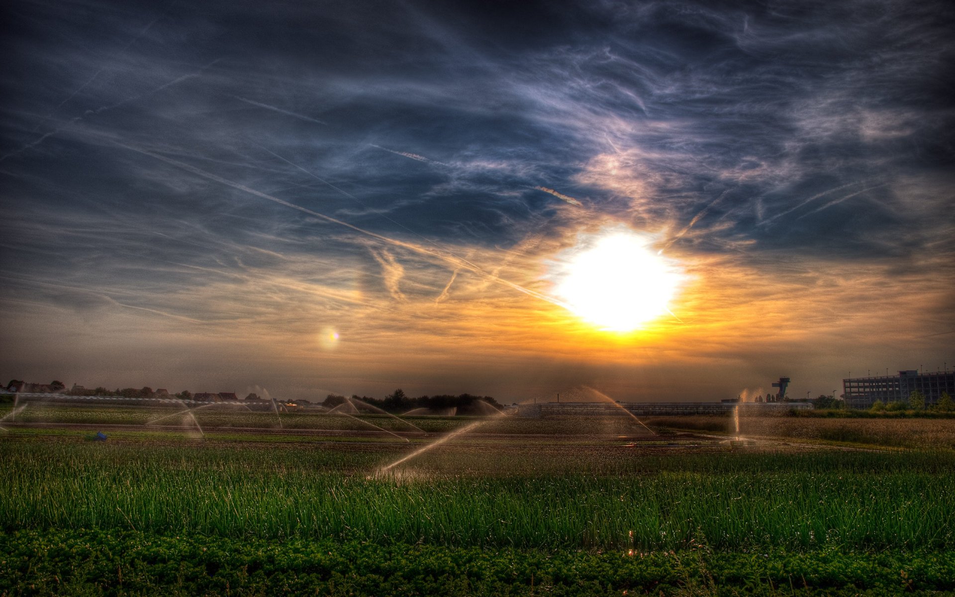 champ arrosage ciel nuages soleil