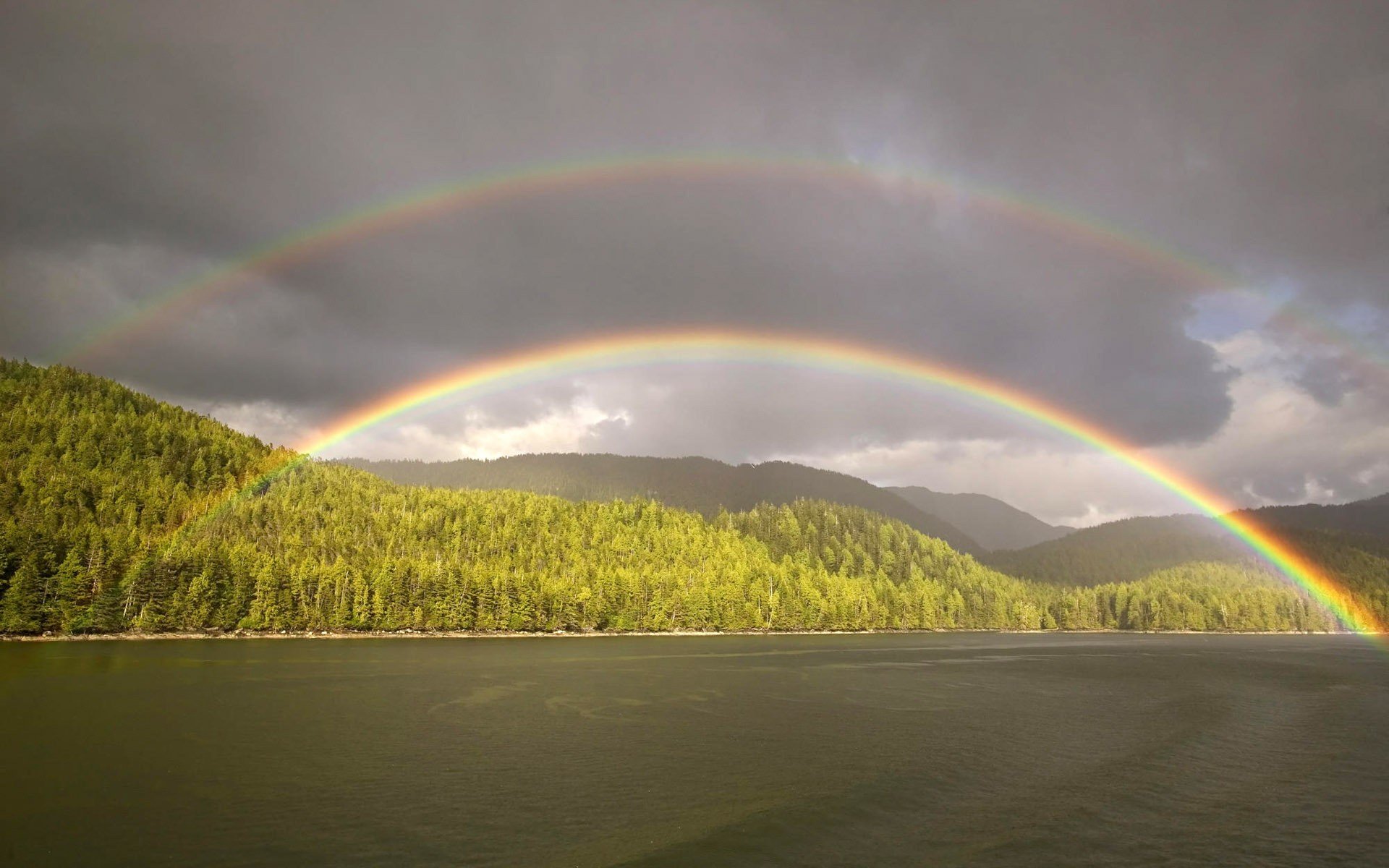 cuerpo de agua bosque arco iris nubes