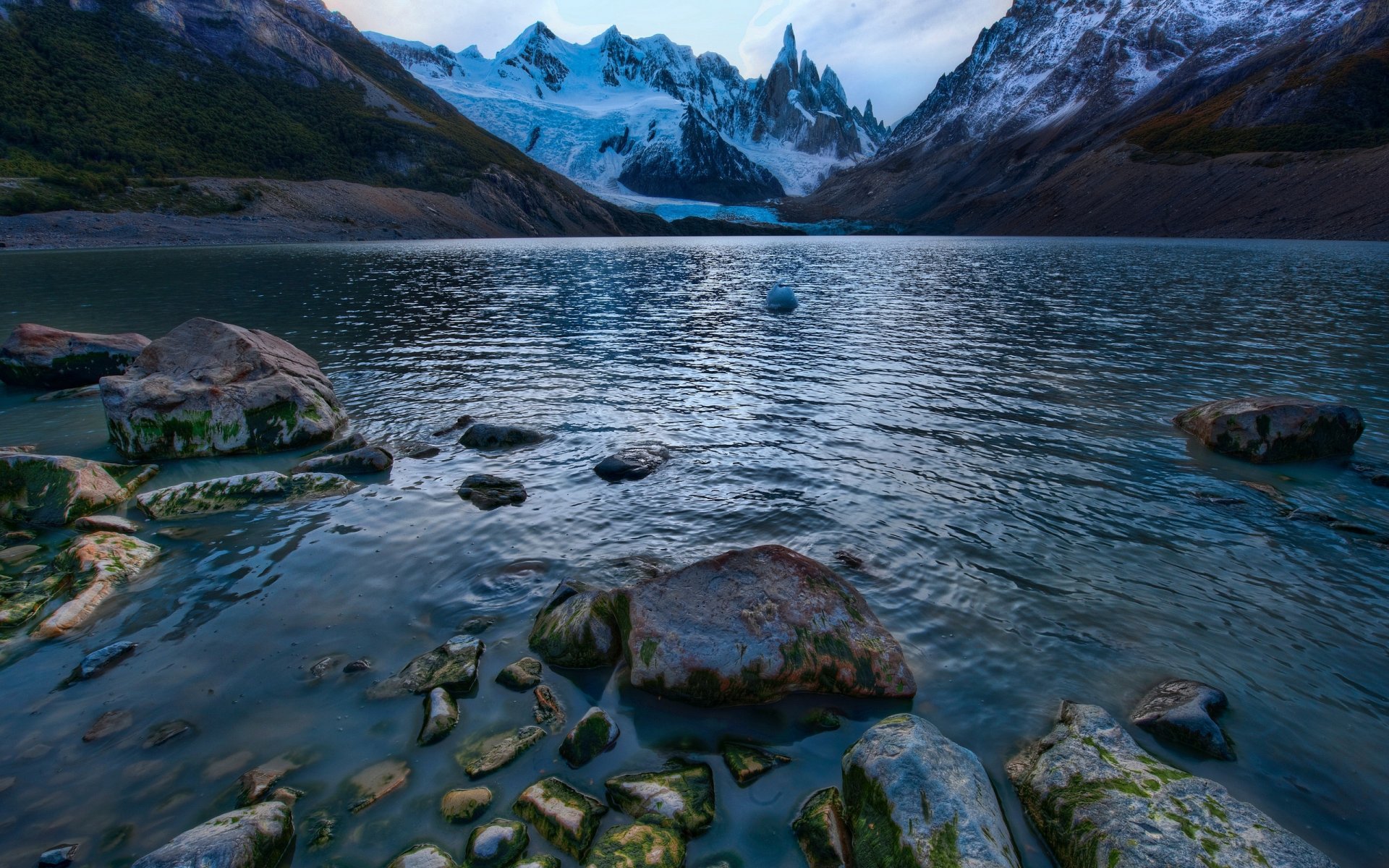 montañas lago piedras