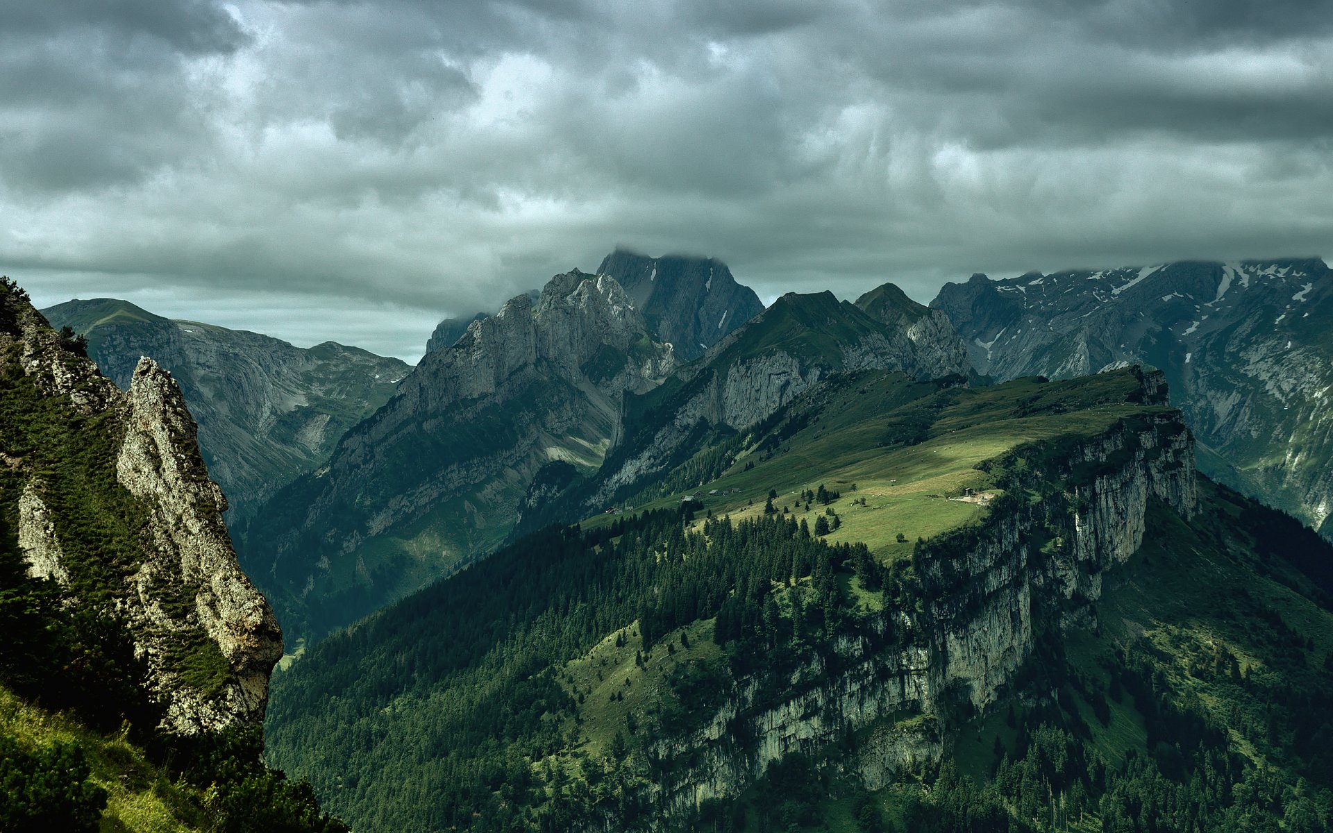 paysage nature forêts arbres vue altitude montagnes roches ciel nuages lumière vue