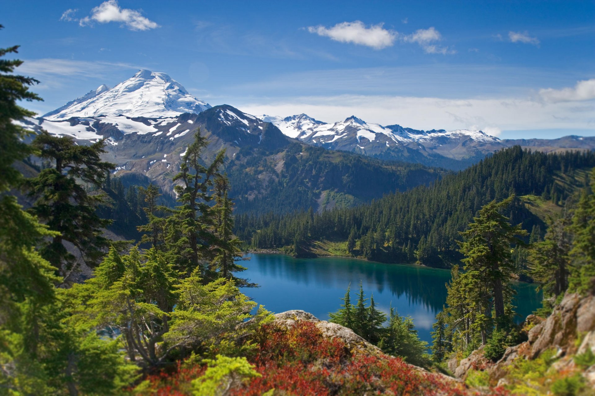 montagnes lac arbres épinette ciel vue paysage nature beauté