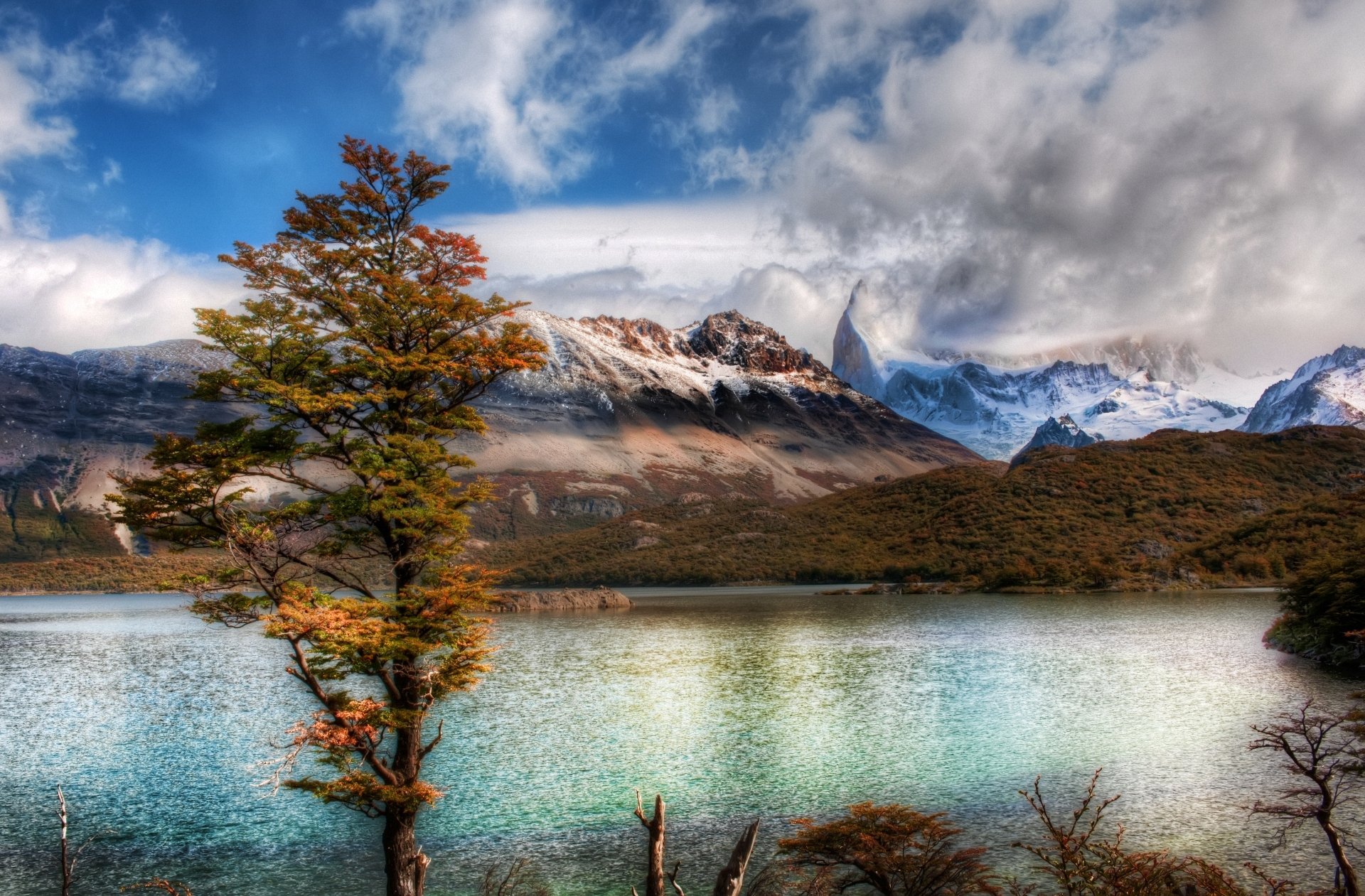 lago montañas nubes árbol