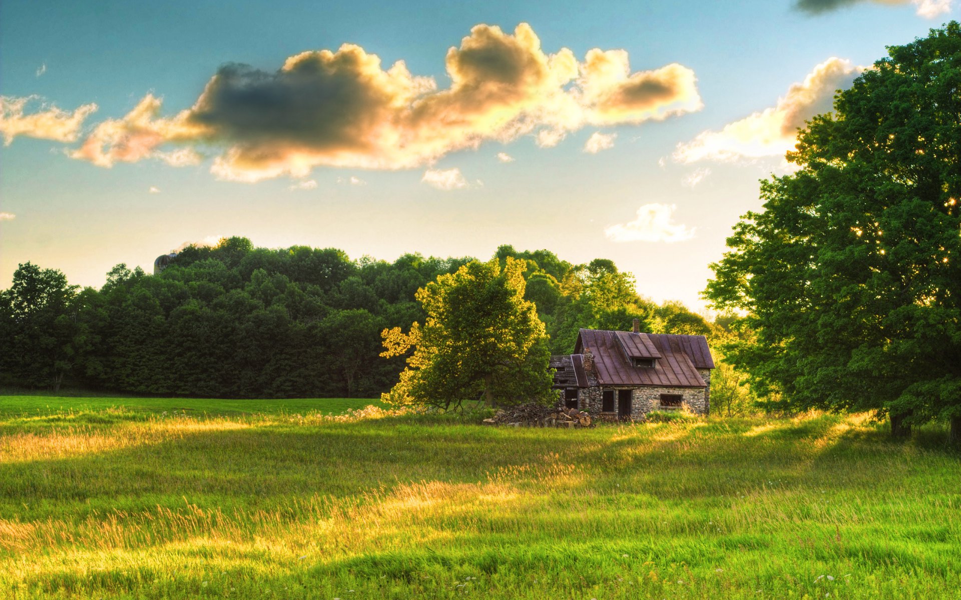 maison clairière forêt nuages