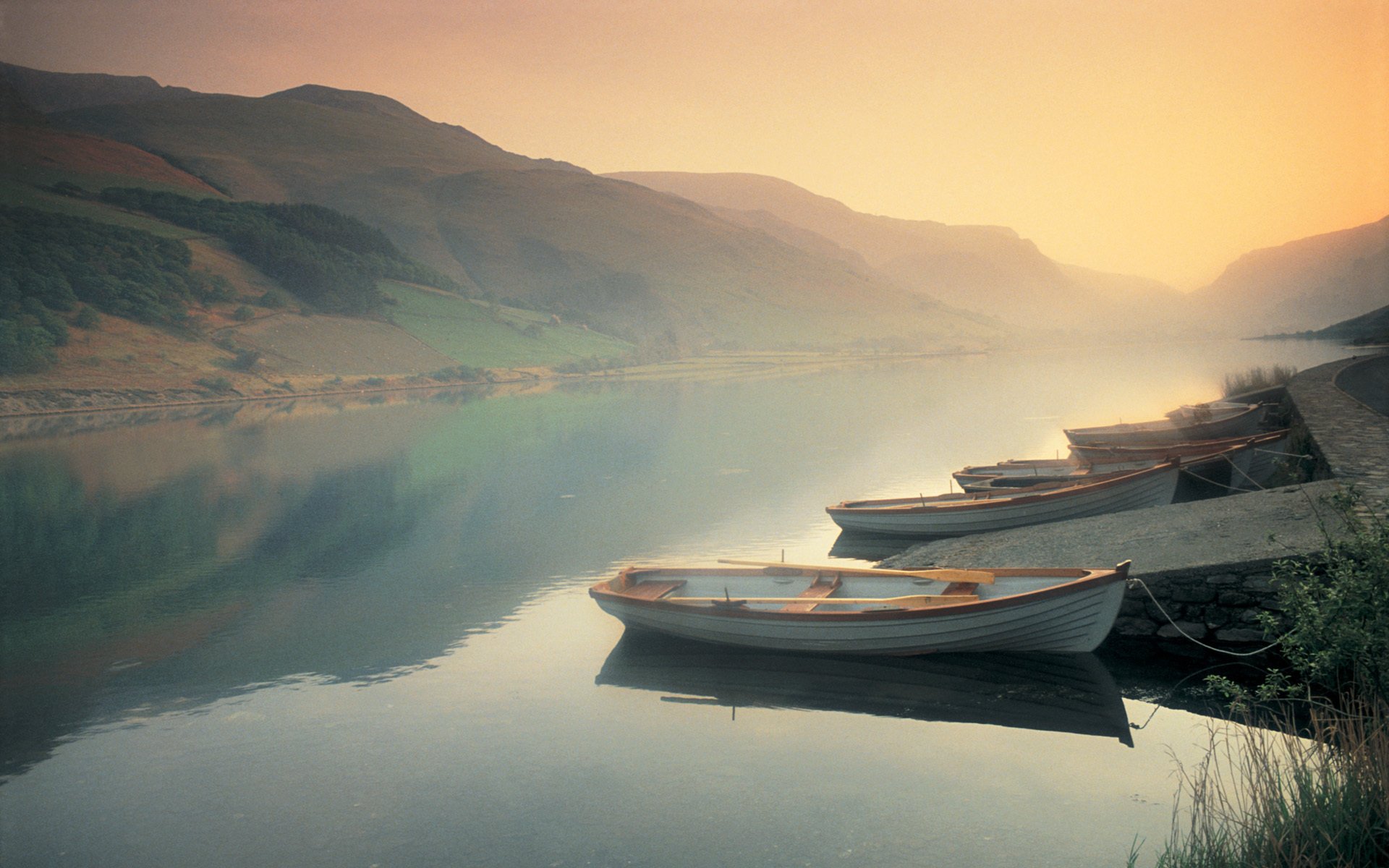 río barcos niebla montañas