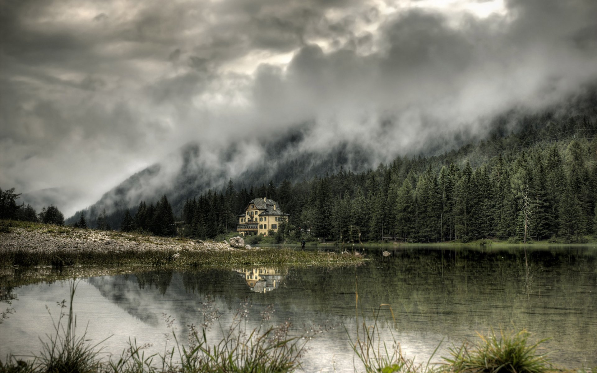 maison forêt montagnes nuages