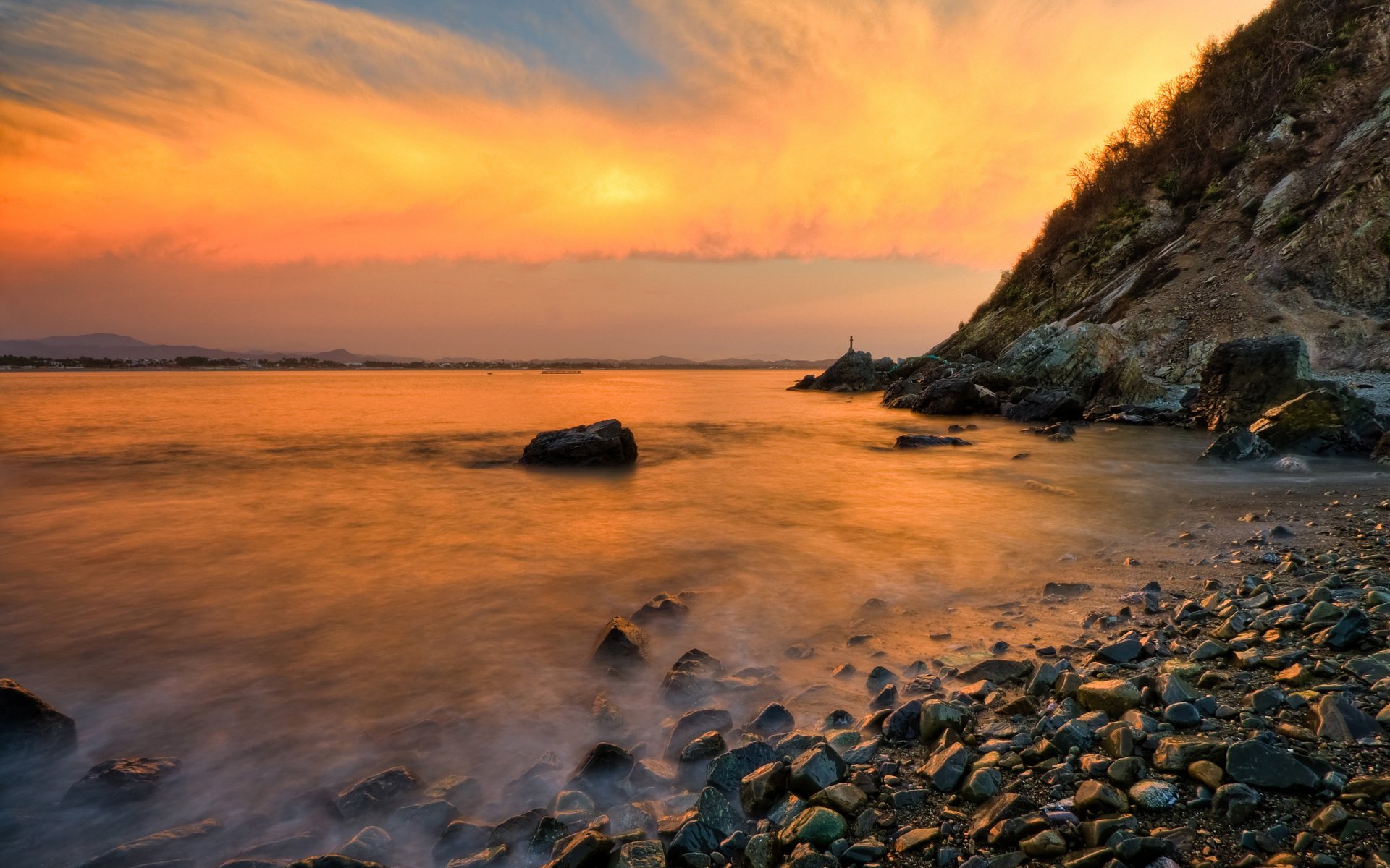 landschaft steine kiesel ufer felsen ozean wellen spritzer himmel wolken