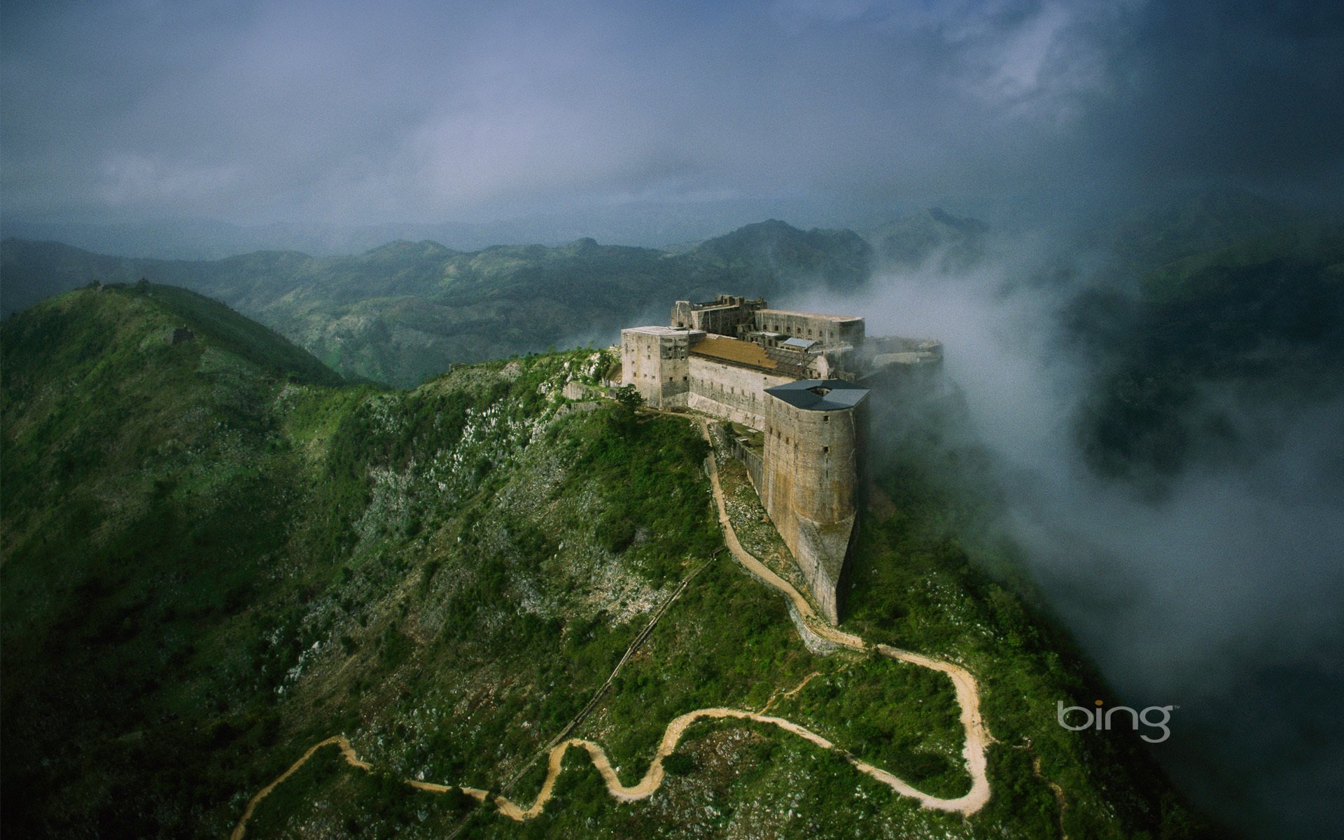 montañas castillo carretera