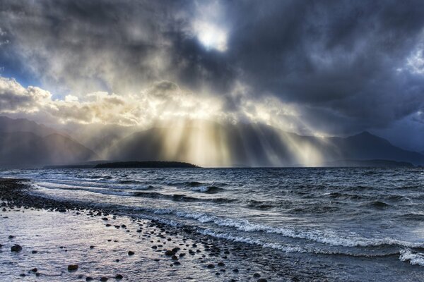 Les rayons du soleil de la côte de la mer