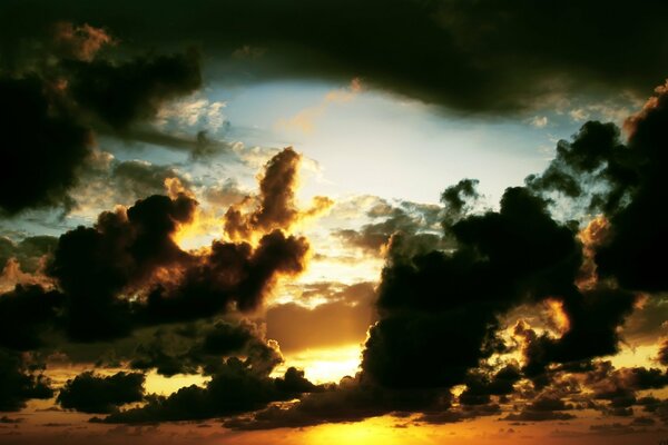 Foto del cielo. Nubes al atardecer. Nubes pesadas