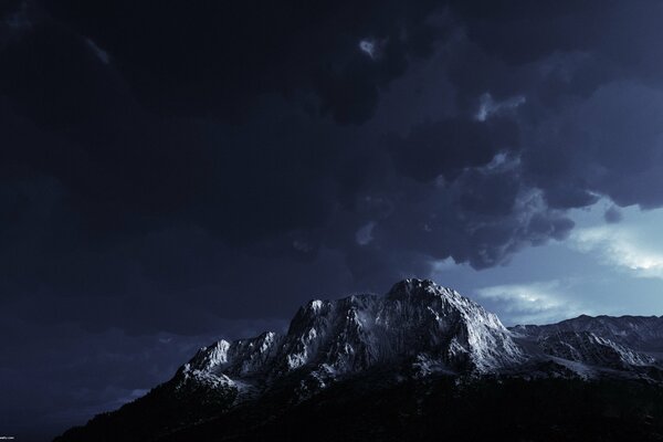 Ciel noir sur les sommets des montagnes