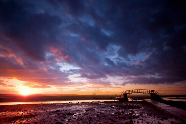 Vue du pont sur fond de ciel où le soleil se couche à l horizon